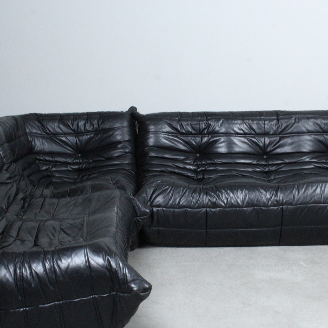 MICHEL DUCAROY. Ligne Roset. 5-teilige Sitzgruppe / Sofagarnitur, Modell 'Togo', Leder, Entwurf 1973, Frankreich.