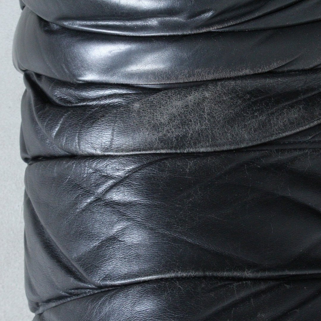 MICHEL DUCAROY. Ligne Roset. 5-teilige Sitzgruppe / Sofagarnitur, Modell 'Togo', Leder, Entwurf 1973, Frankreich.