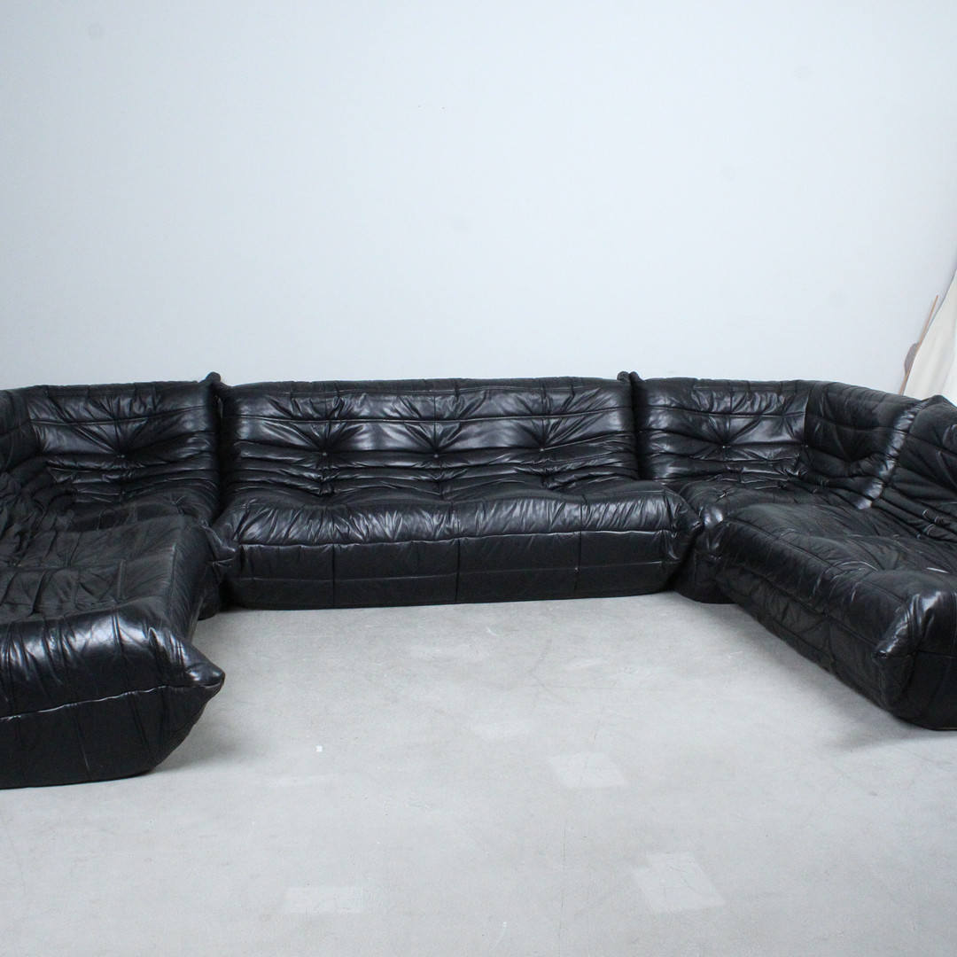 MICHEL DUCAROY. Ligne Roset. 5-teilige Sitzgruppe / Sofagarnitur, Modell 'Togo', Leder, Entwurf 1973, Frankreich.