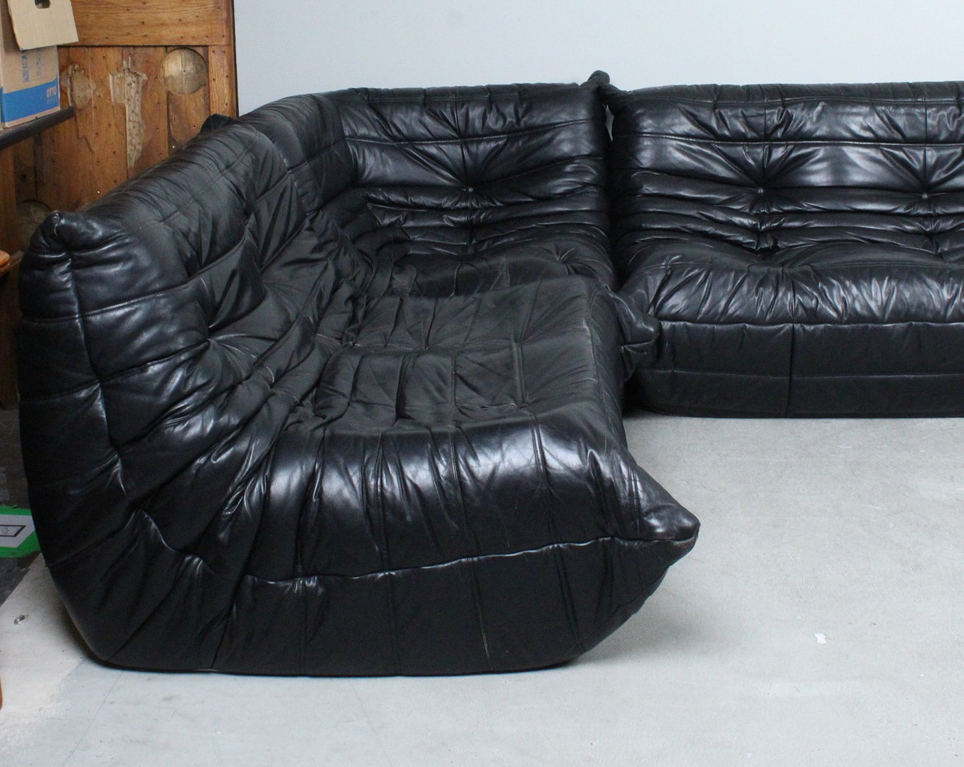 MICHEL DUCAROY. Ligne Roset. 5-teilige Sitzgruppe / Sofagarnitur, Modell 'Togo', Leder, Entwurf 1973, Frankreich.