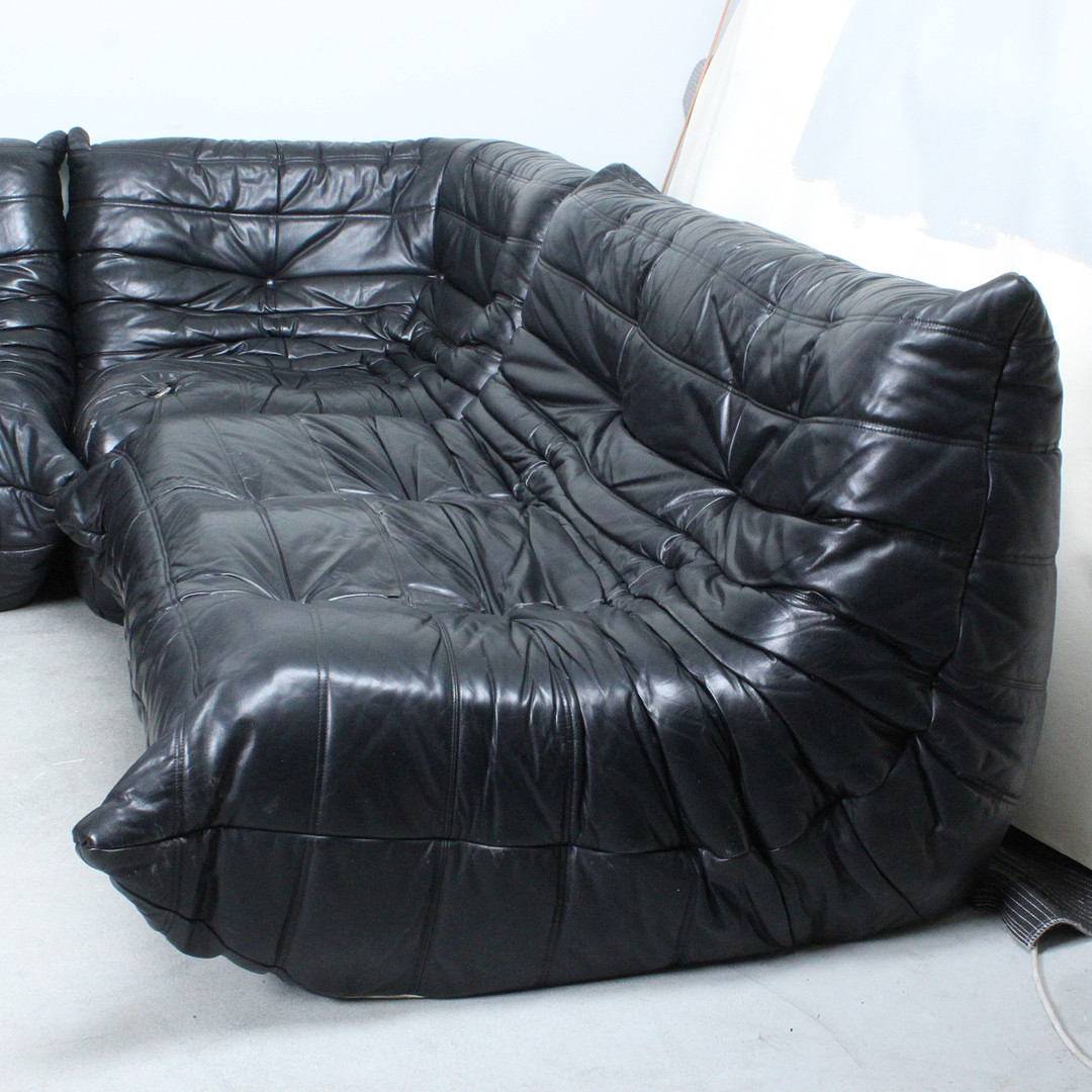 MICHEL DUCAROY. Ligne Roset. 5-teilige Sitzgruppe / Sofagarnitur, Modell 'Togo', Leder, Entwurf 1973, Frankreich.