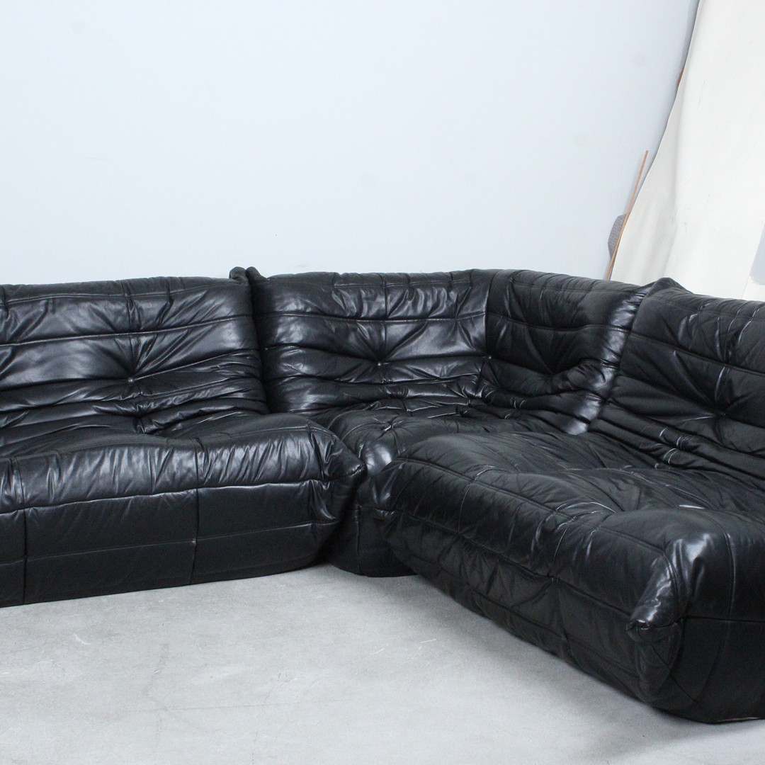 MICHEL DUCAROY. Ligne Roset. 5-teilige Sitzgruppe / Sofagarnitur, Modell 'Togo', Leder, Entwurf 1973, Frankreich.