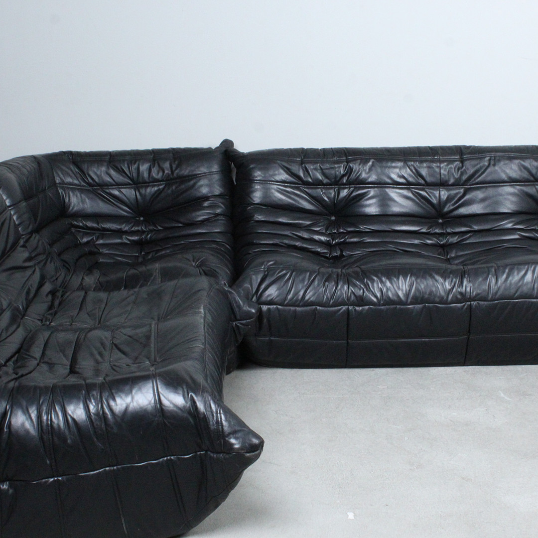 MICHEL DUCAROY. Ligne Roset. 5-teilige Sitzgruppe / Sofagarnitur, Modell 'Togo', Leder, Entwurf 1973, Frankreich.