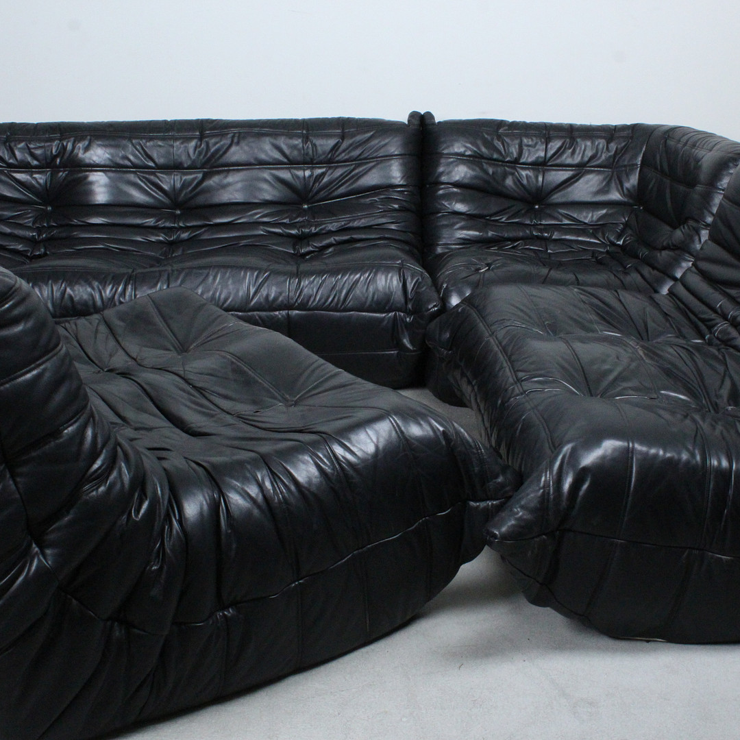 MICHEL DUCAROY. Ligne Roset. 5-teilige Sitzgruppe / Sofagarnitur, Modell 'Togo', Leder, Entwurf 1973, Frankreich.