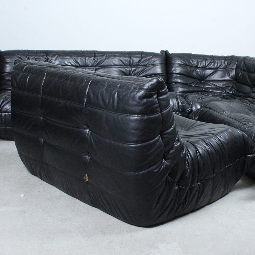 MICHEL DUCAROY. Ligne Roset. 5-teilige Sitzgruppe / Sofagarnitur, Modell 'Togo', Leder, Entwurf 1973, Frankreich.