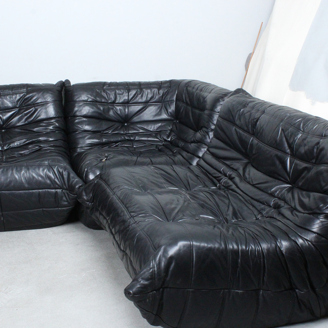 MICHEL DUCAROY. Ligne Roset. 5-teilige Sitzgruppe / Sofagarnitur, Modell 'Togo', Leder, Entwurf 1973, Frankreich.