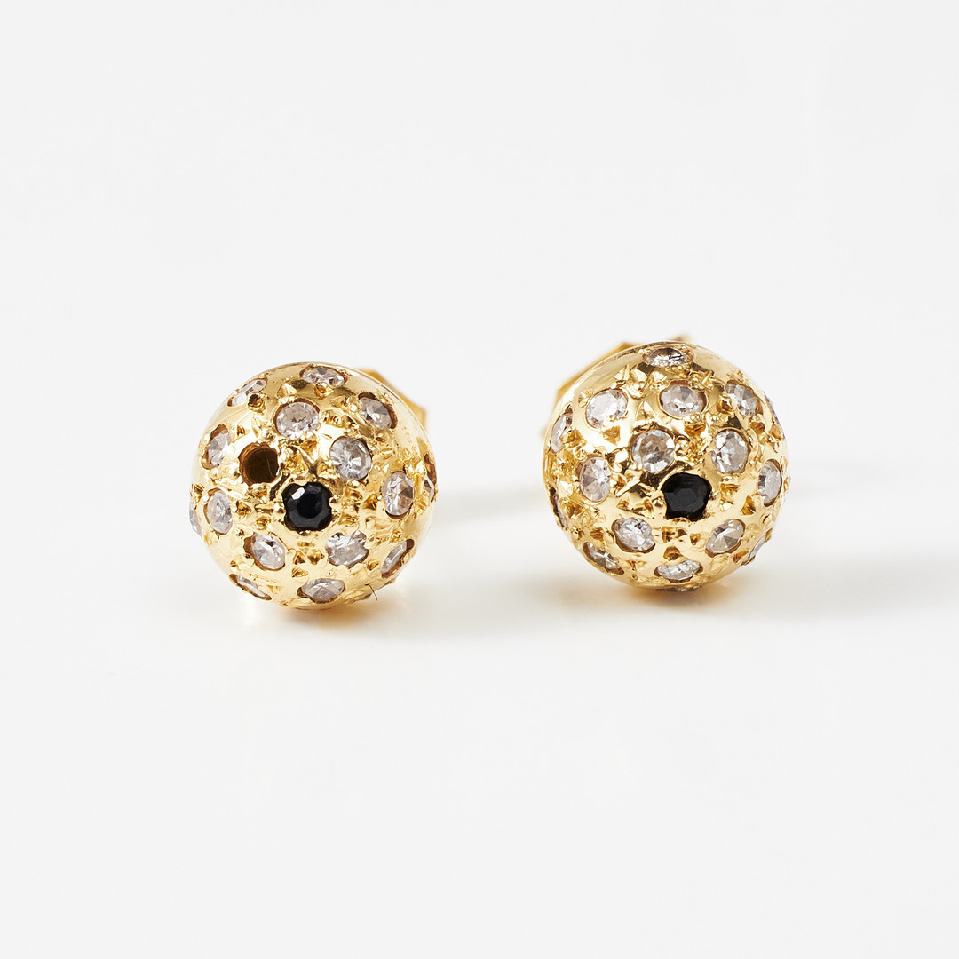 ÖRHÄNGEN, 1 par, RING, 18 k guld, cabochoform med dekor av småbriljanter samt 6 blå stenar, ringens centersten ca 0,15 ct.