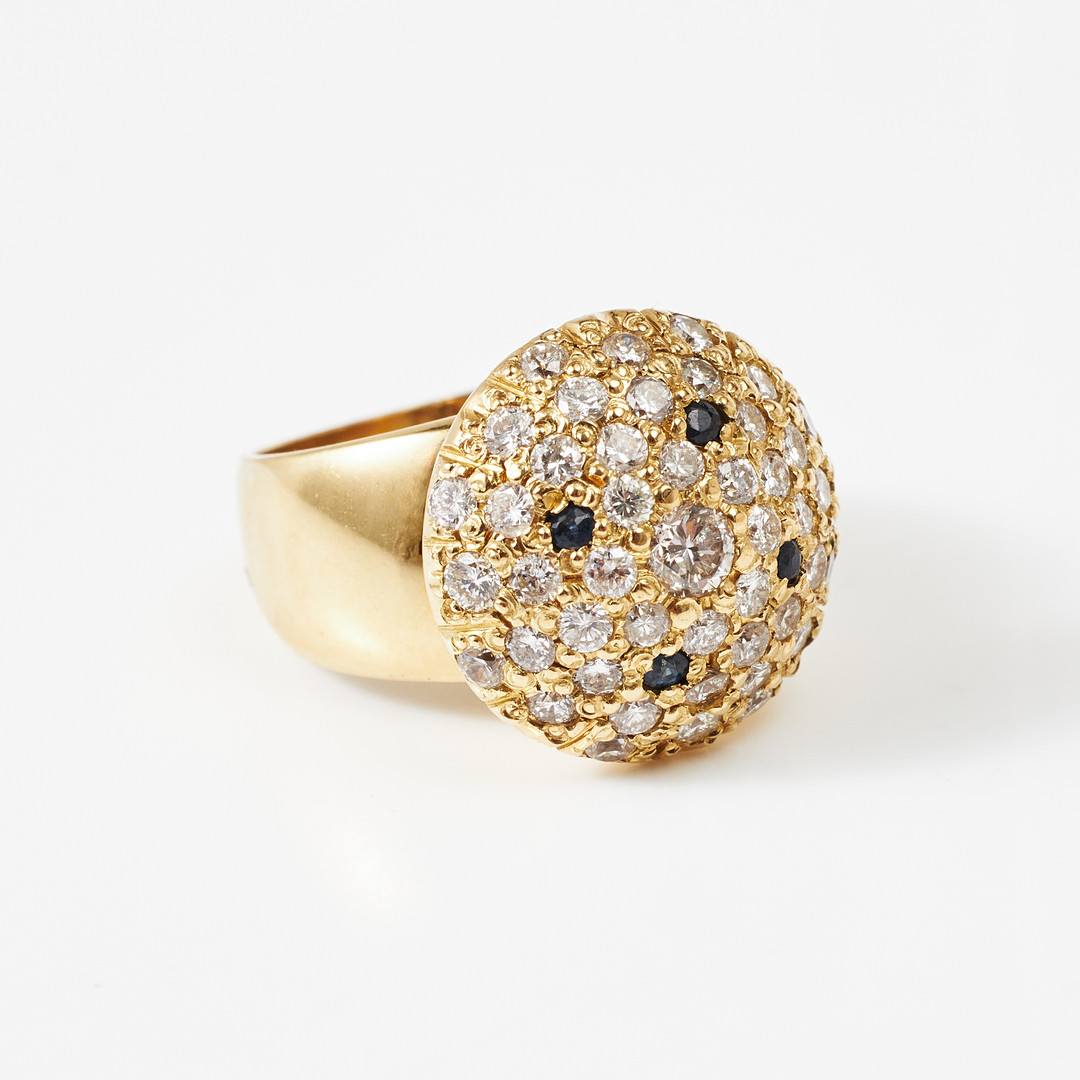 ÖRHÄNGEN, 1 par, RING, 18 k guld, cabochoform med dekor av småbriljanter samt 6 blå stenar, ringens centersten ca 0,15 ct.