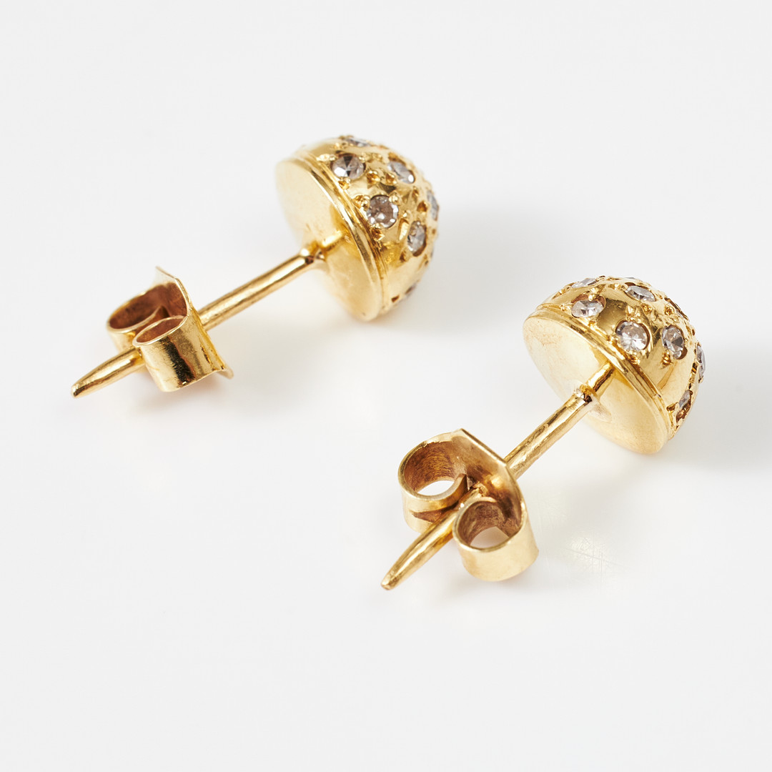 ÖRHÄNGEN, 1 par, RING, 18 k guld, cabochoform med dekor av småbriljanter samt 6 blå stenar, ringens centersten ca 0,15 ct.