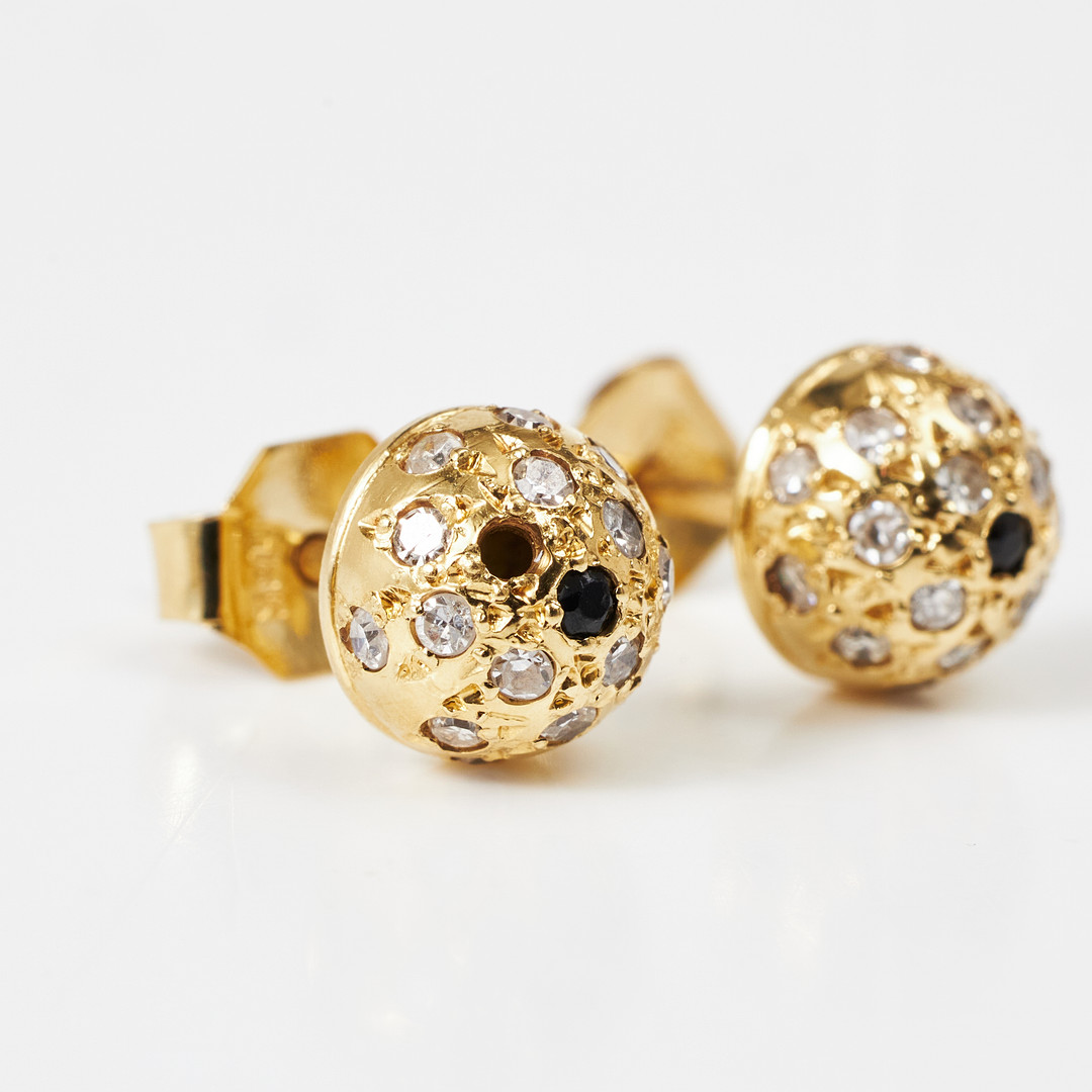 ÖRHÄNGEN, 1 par, RING, 18 k guld, cabochoform med dekor av småbriljanter samt 6 blå stenar, ringens centersten ca 0,15 ct.