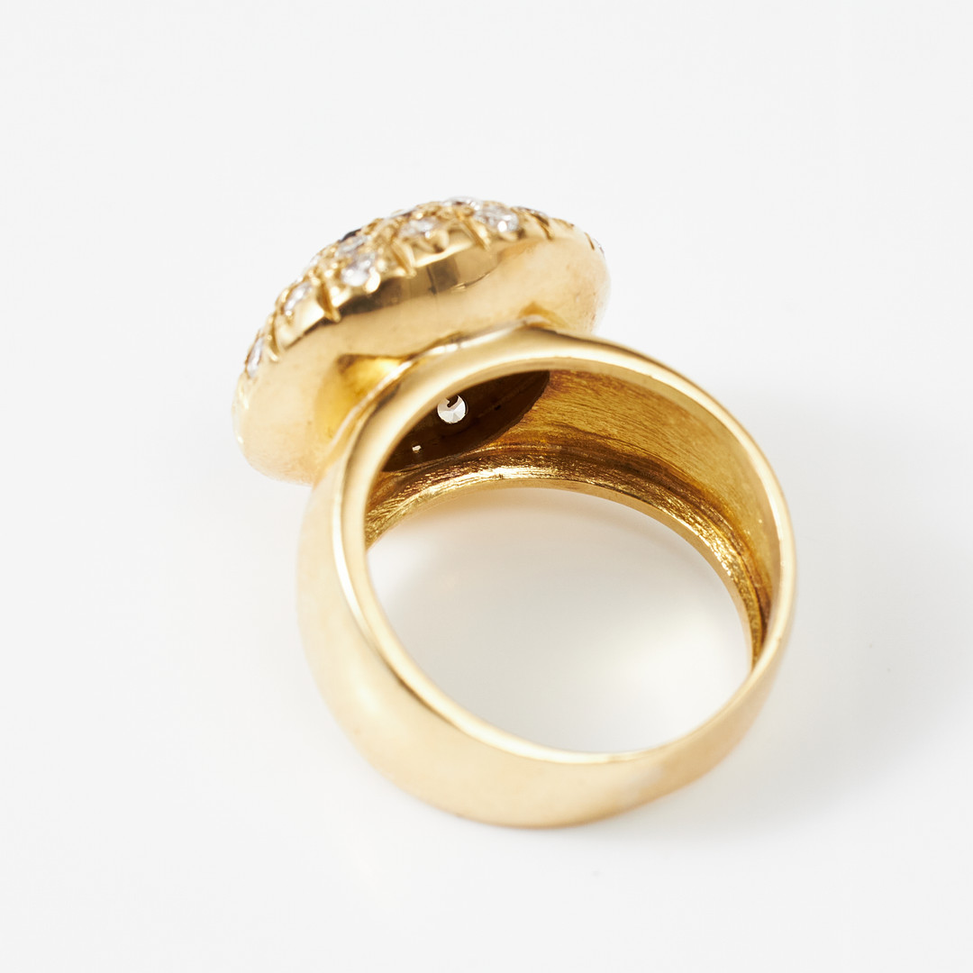 ÖRHÄNGEN, 1 par, RING, 18 k guld, cabochoform med dekor av småbriljanter samt 6 blå stenar, ringens centersten ca 0,15 ct.
