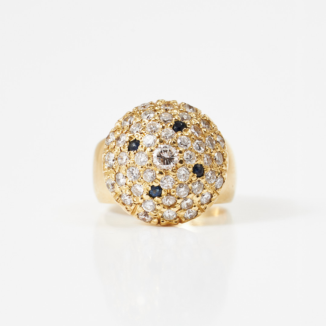 ÖRHÄNGEN, 1 par, RING, 18 k guld, cabochoform med dekor av småbriljanter samt 6 blå stenar, ringens centersten ca 0,15 ct.
