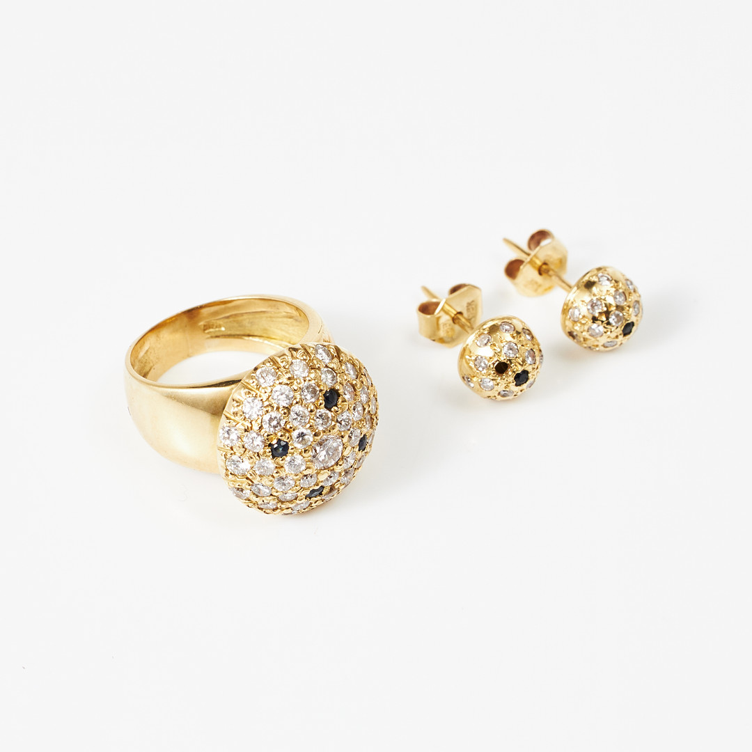 ÖRHÄNGEN, 1 par, RING, 18 k guld, cabochoform med dekor av småbriljanter samt 6 blå stenar, ringens centersten ca 0,15 ct.