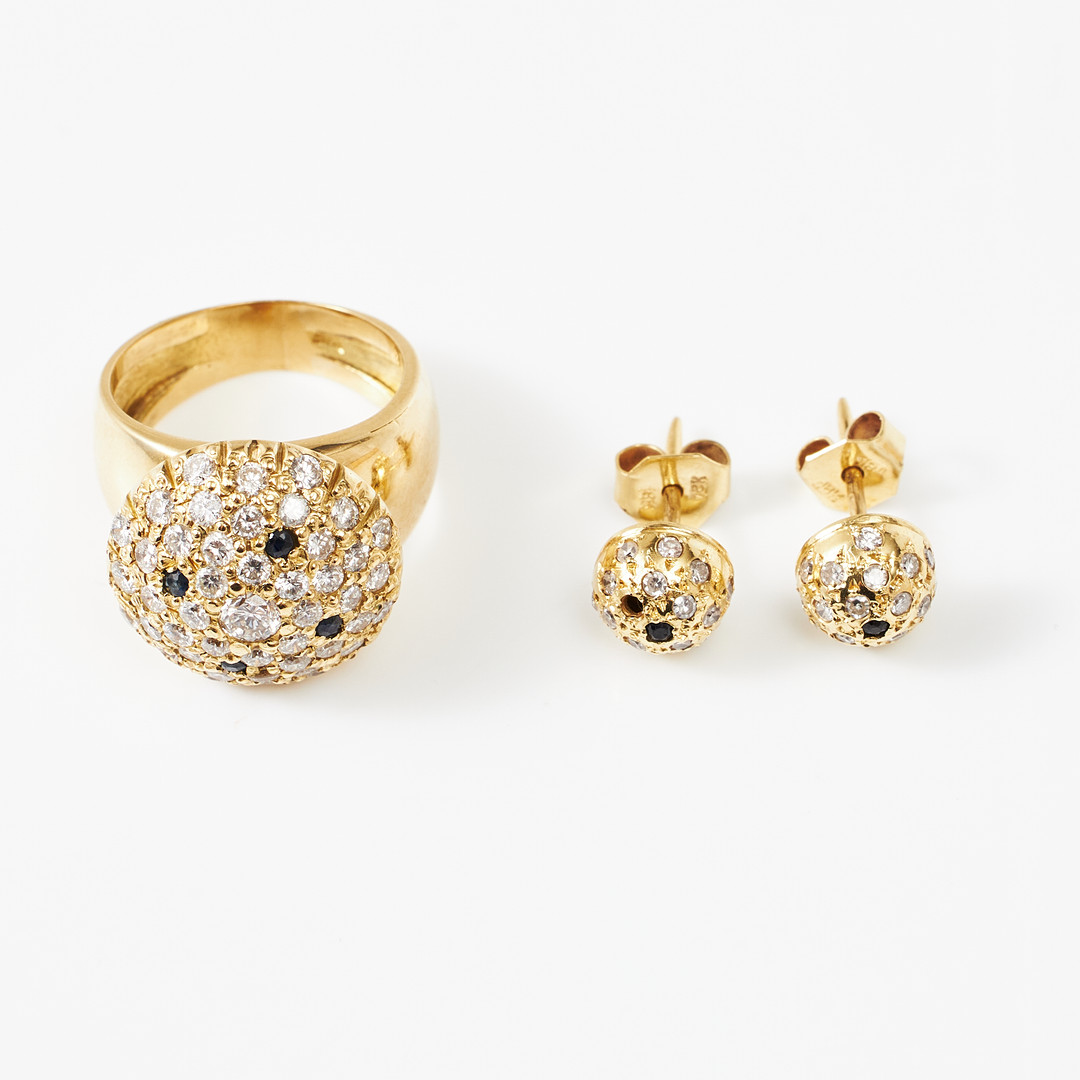 ÖRHÄNGEN, 1 par, RING, 18 k guld, cabochoform med dekor av småbriljanter samt 6 blå stenar, ringens centersten ca 0,15 ct.