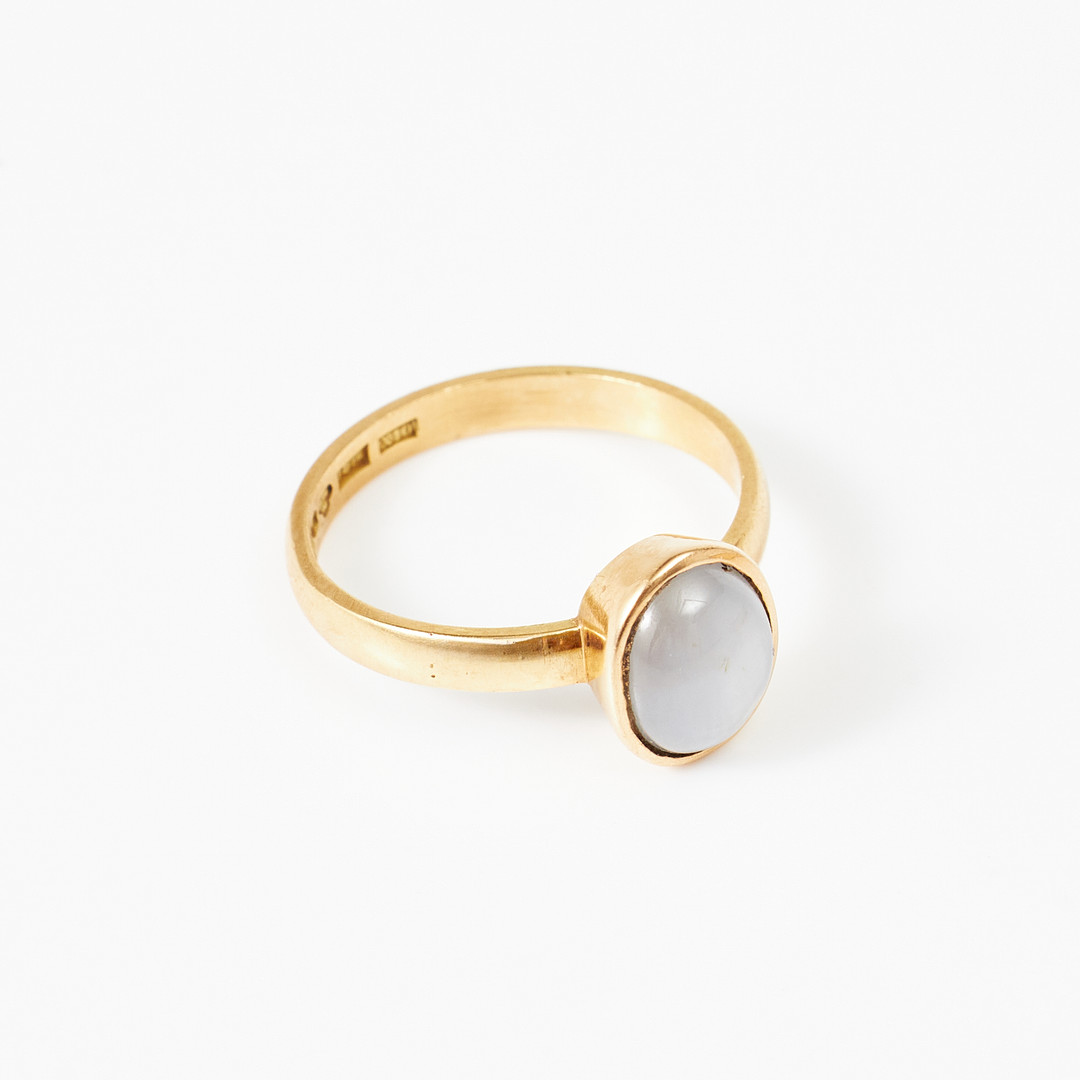RING, 18 k guld, cabochonslipad stjärnsafir med svag asterism, Backs Guldsmeds AB, Stockholm 1996.