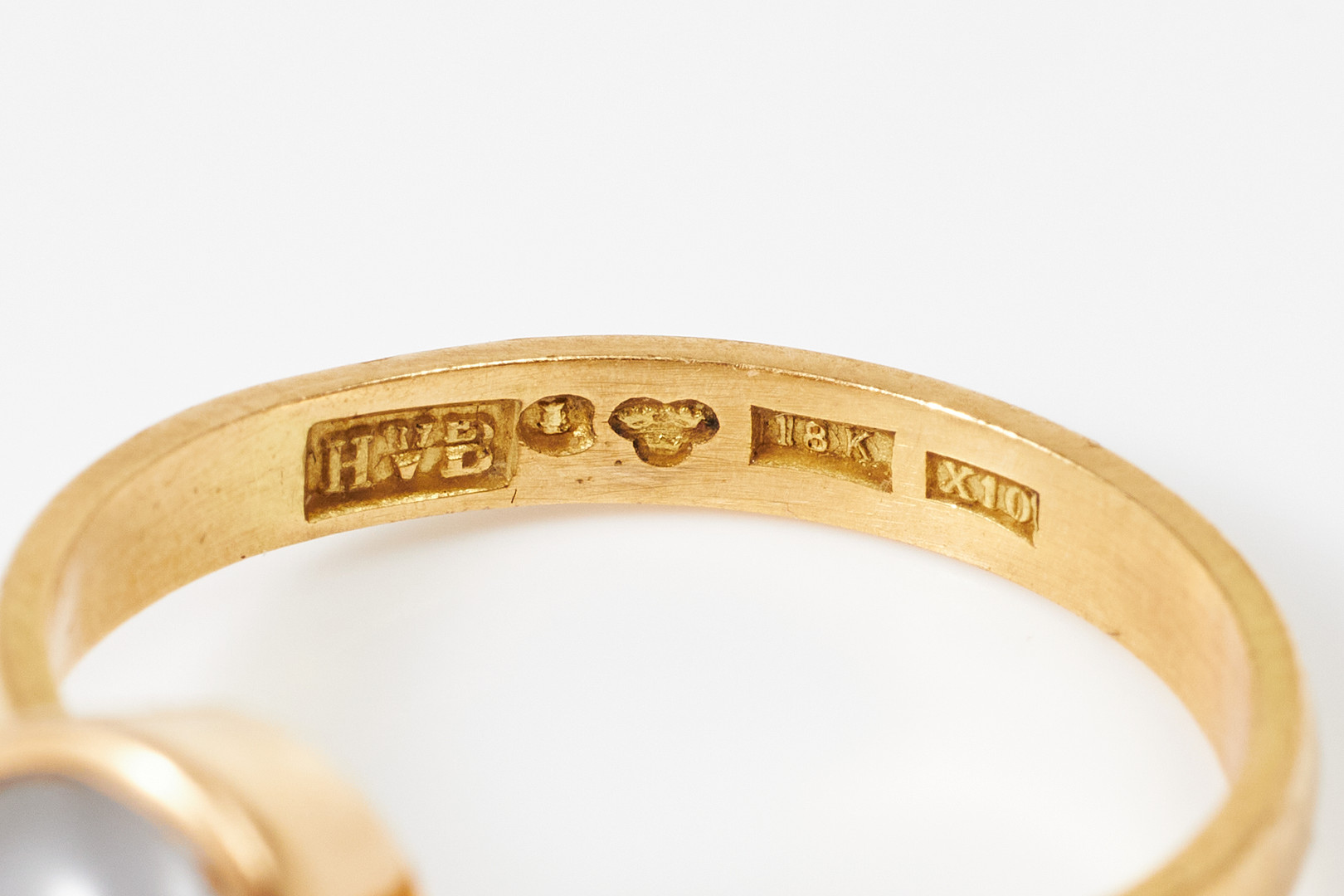 RING, 18 k guld, cabochonslipad stjärnsafir med svag asterism, Backs Guldsmeds AB, Stockholm 1996.