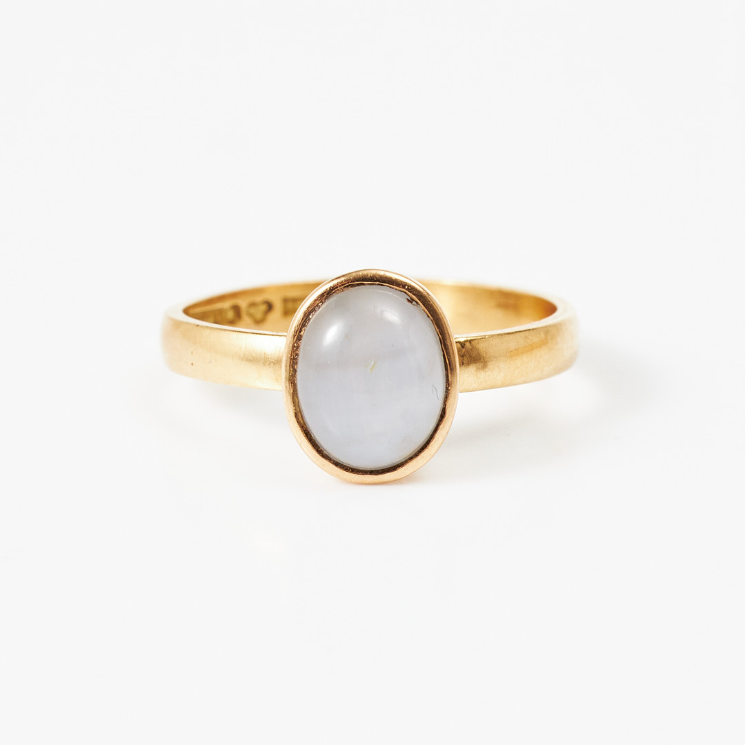 RING, 18 k guld, cabochonslipad stjärnsafir med svag asterism, Backs Guldsmeds AB, Stockholm 1996.