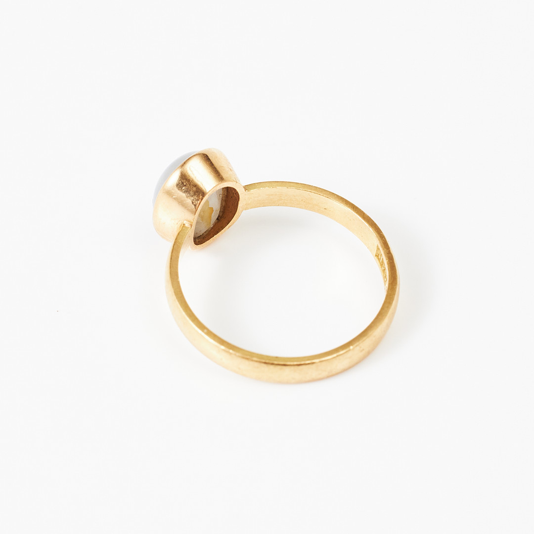 RING, 18 k guld, cabochonslipad stjärnsafir med svag asterism, Backs Guldsmeds AB, Stockholm 1996.