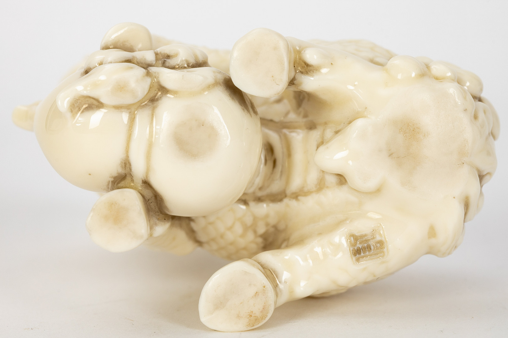 Figur eines Fabelwesens Qilin mit einem Flaschenkürbis, Blanc-de-chine, China, 20. Jh.