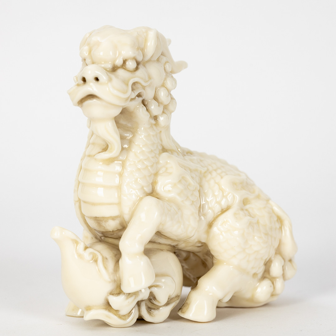 Figur eines Fabelwesens Qilin mit einem Flaschenkürbis, Blanc-de-chine, China, 20. Jh.