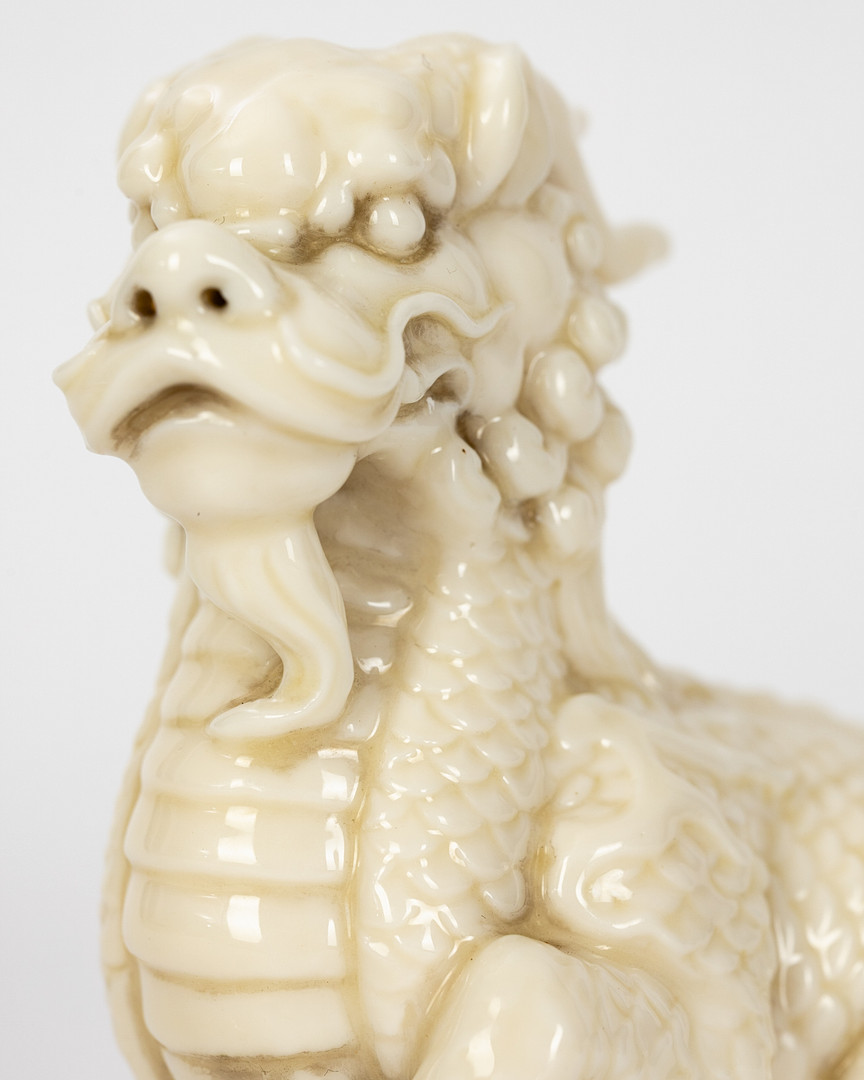 Figur eines Fabelwesens Qilin mit einem Flaschenkürbis, Blanc-de-chine, China, 20. Jh.
