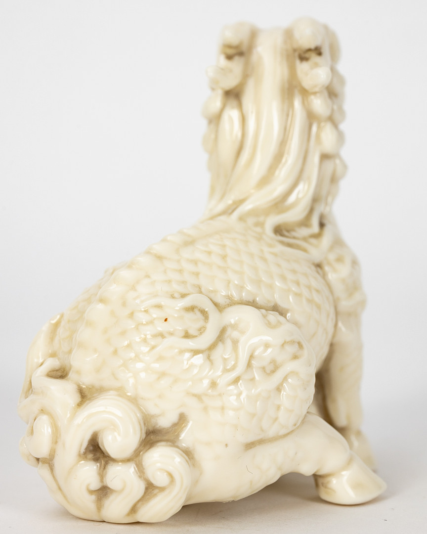 Figur eines Fabelwesens Qilin mit einem Flaschenkürbis, Blanc-de-chine, China, 20. Jh.