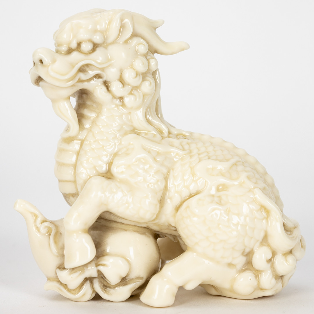 Figur eines Fabelwesens Qilin mit einem Flaschenkürbis, Blanc-de-chine, China, 20. Jh.