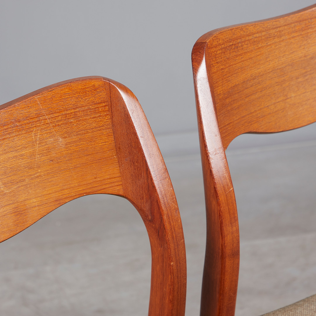 NIELS OTTO MØLLER (1920-1982). für JL Møller Møbelfabrik, sechs Stühle / Esszimmerstühle, Modell '71', Teak, Stoff, 1960er Jahre, Dänemark (6).