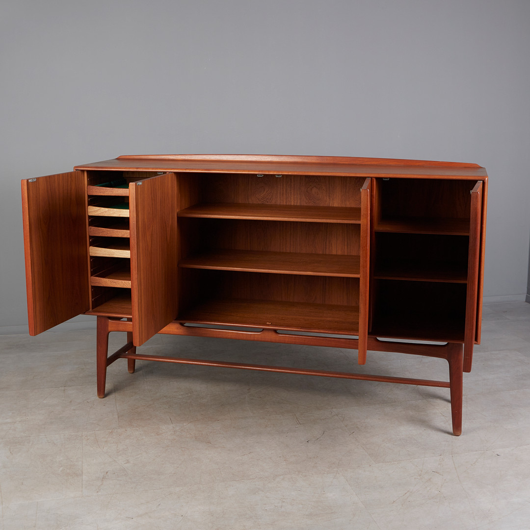 SVEND AAGE MADSEN. für K. Knudsen & Søn, Highboard / Kommode, Teak, 60er Jahre, Dänemark.