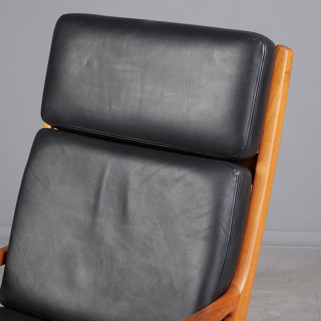 OLE WANSCHER. Poul Jeppesen Møbelfabrik, Hochlehner / Lounge Sessel mit Ottomane / Hocker, Modell 'Senator', 1960er Jahre, Dänemark (2).