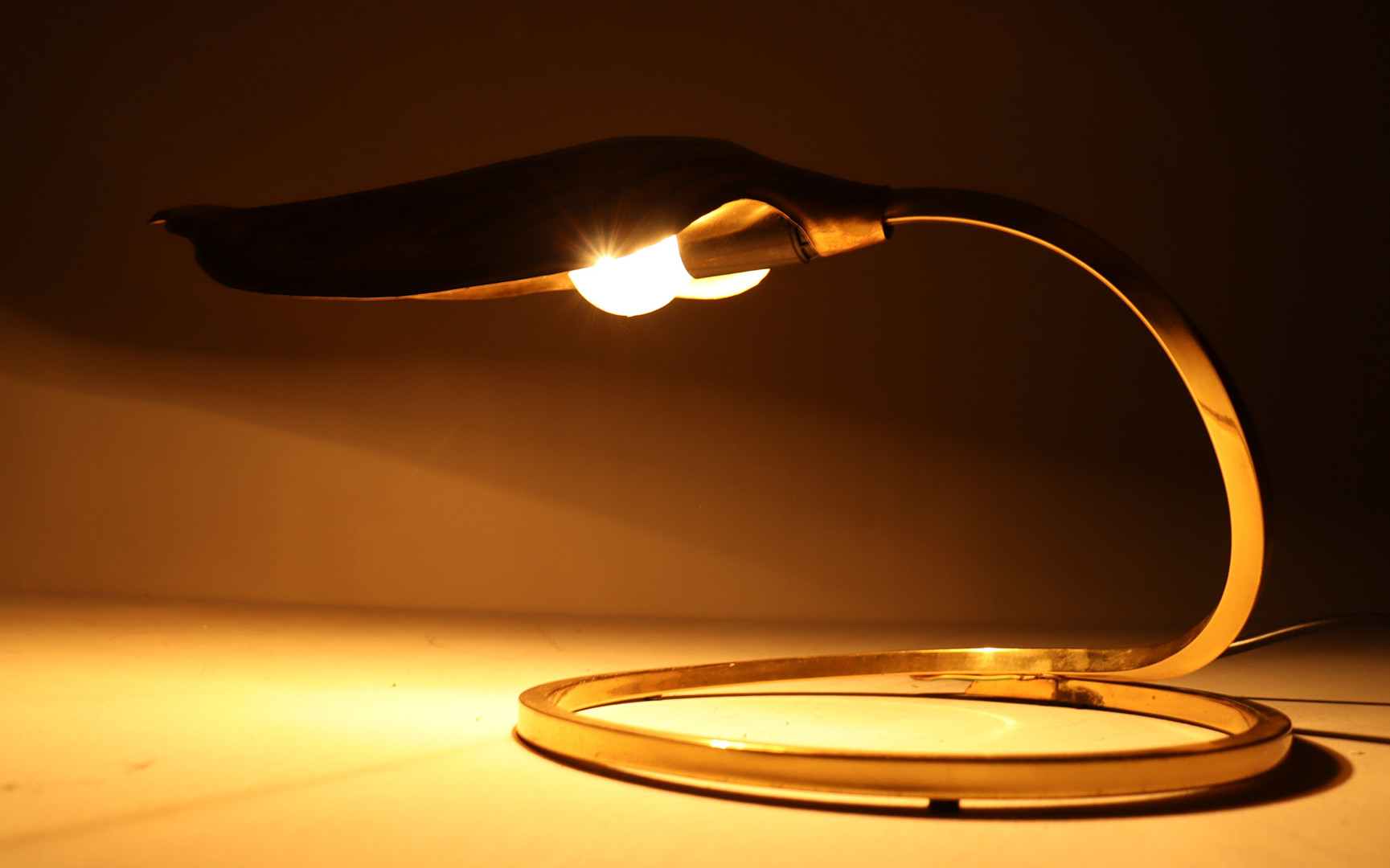 TOMMASO BARBI. Skulpturale Tischlampe/Tischleuchte von Tommaso Barbi für Bottega Gadda, Italien, 1970er Jahre.
