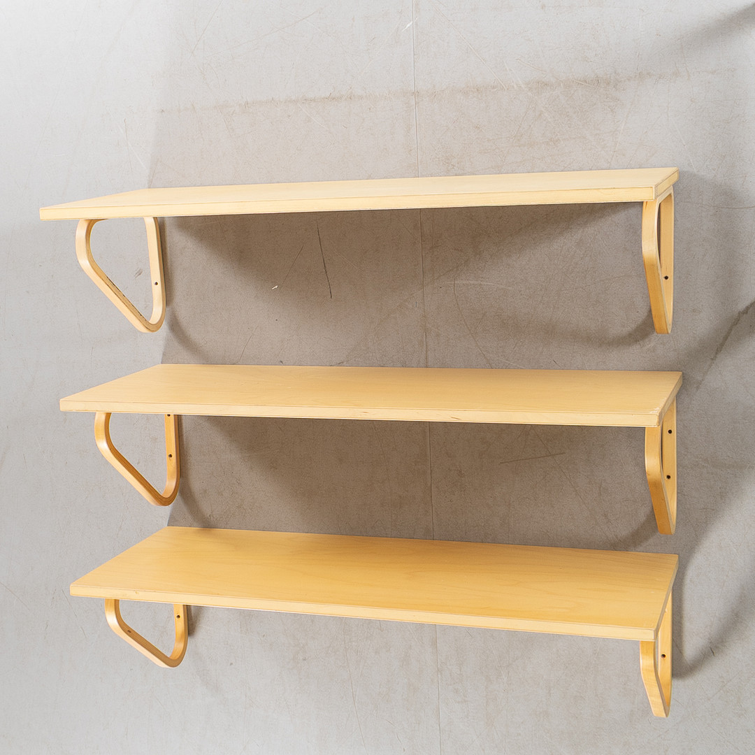 ALVAR AALTO. Hylla, 3 st, modell 112a, vägghängd, Finland.