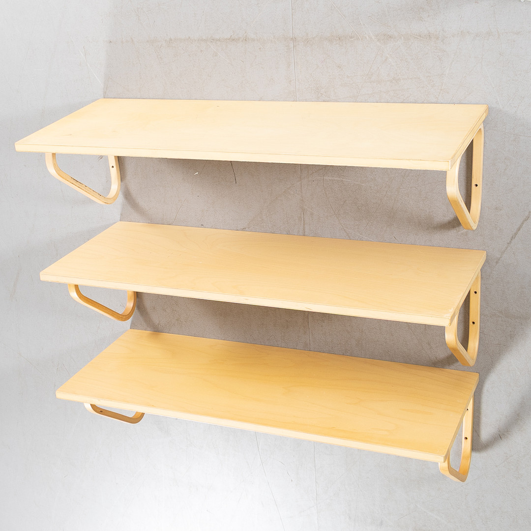 ALVAR AALTO. Hylla, 3 st, modell 112a, vägghängd, Finland.