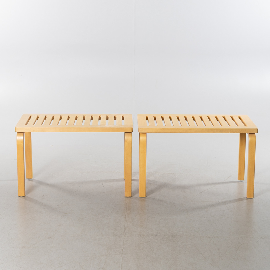 ALVAR AALTO. Bänkar, 2 st, modell 153B, Artek, Finland.