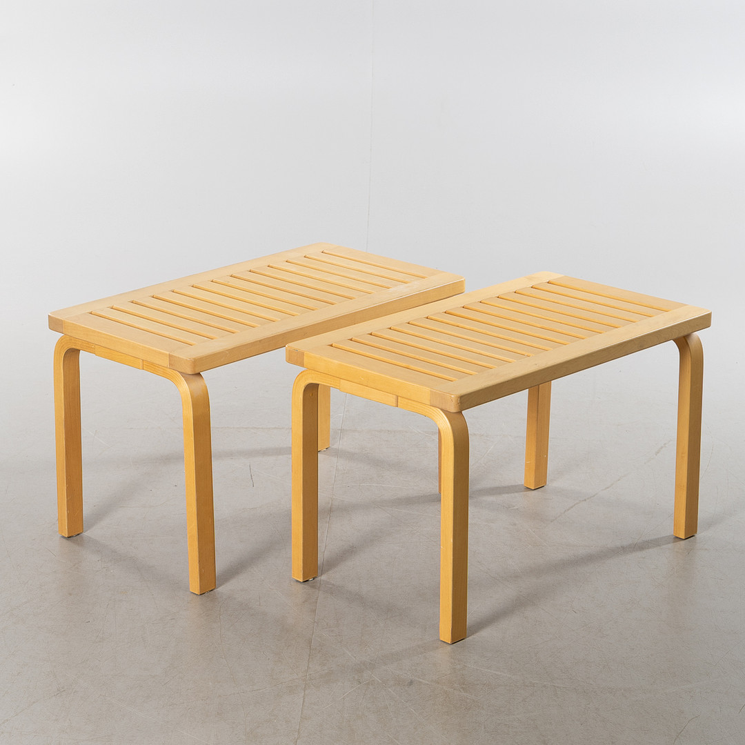 ALVAR AALTO. Bänkar, 2 st, modell 153B, Artek, Finland.