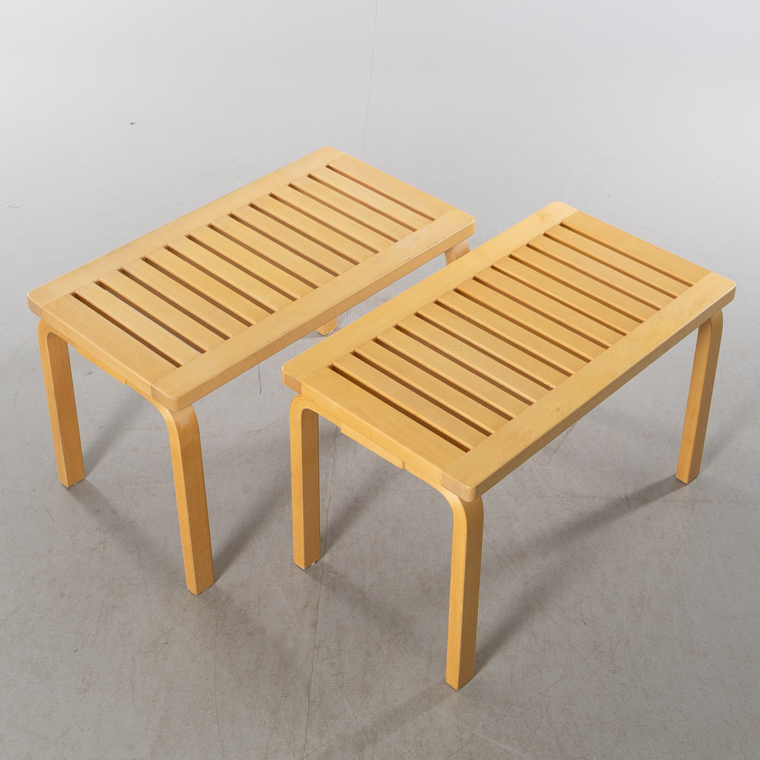 ALVAR AALTO. Bänkar, 2 st, modell 153B, Artek, Finland.