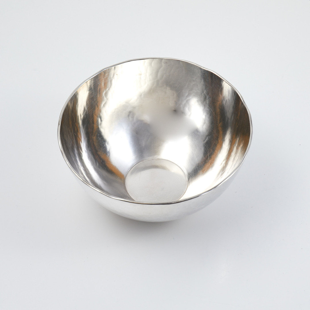 RAY URBAN. Skål, sterlingsilver, Stockholm, 2002, Hamrad dekor.