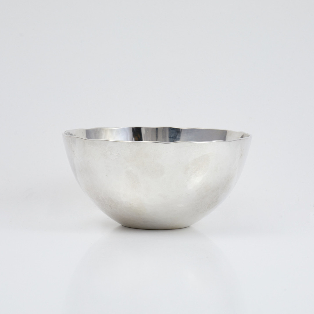 RAY URBAN. Skål, sterlingsilver, Stockholm, 2002, Hamrad dekor.