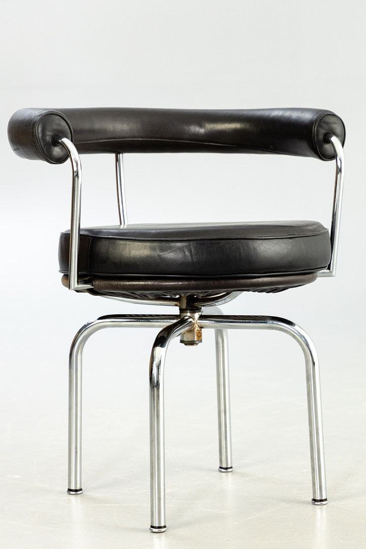 LE CORBUSIER, CHARLOTTE PERRIAND, PIERRE JEANNERET. 'LC7' Bauhaus Drehstuhl / Esszimmerstuhl.