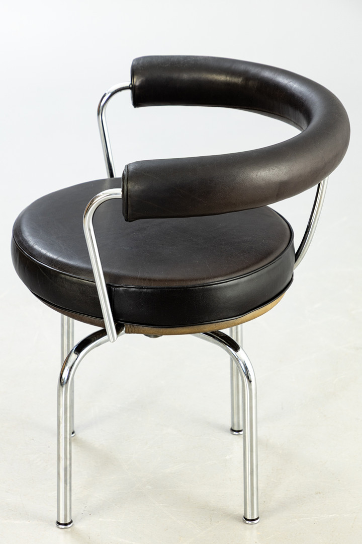 LE CORBUSIER, CHARLOTTE PERRIAND, PIERRE JEANNERET. 'LC7' Bauhaus Drehstuhl / Esszimmerstuhl.