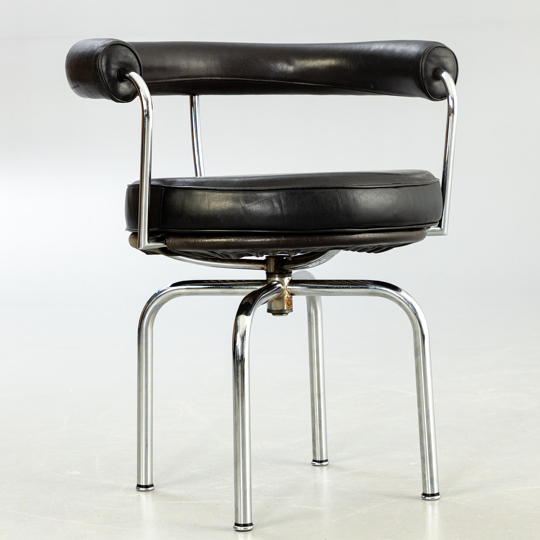 LE CORBUSIER, CHARLOTTE PERRIAND, PIERRE JEANNERET. 'LC7' Bauhaus Drehstuhl / Esszimmerstuhl.
