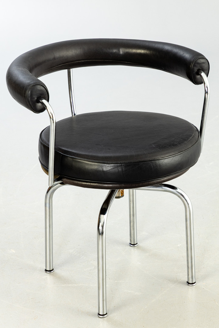 LE CORBUSIER, CHARLOTTE PERRIAND, PIERRE JEANNERET. 'LC7' Bauhaus Drehstuhl / Esszimmerstuhl.