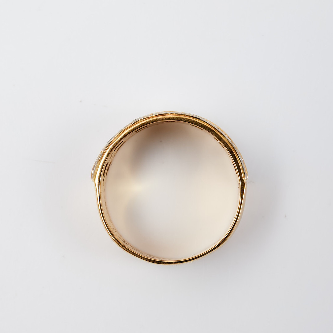 RING. sk halvallians, 18 k guld, 14 st diamanter, totalt ca 0,28 ct, otydliga stämplar.