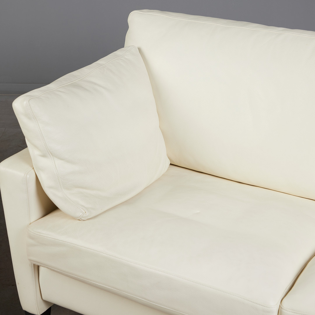 WALTER KNOLL. Zweisitzer und Sessel, Model 'Henry', Leder, weiß, Deutschland (2).