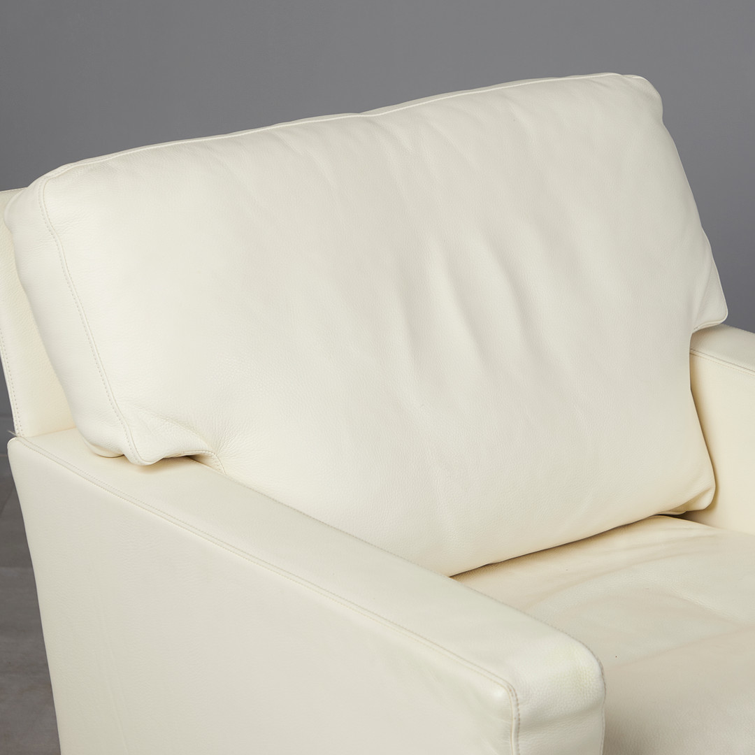 WALTER KNOLL. Zweisitzer und Sessel, Model 'Henry', Leder, weiß, Deutschland (2).