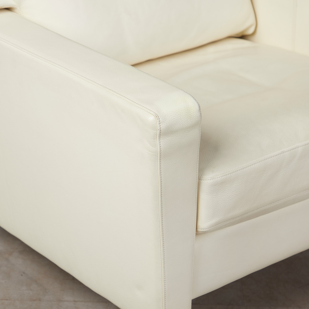 WALTER KNOLL. Zweisitzer und Sessel, Model 'Henry', Leder, weiß, Deutschland (2).