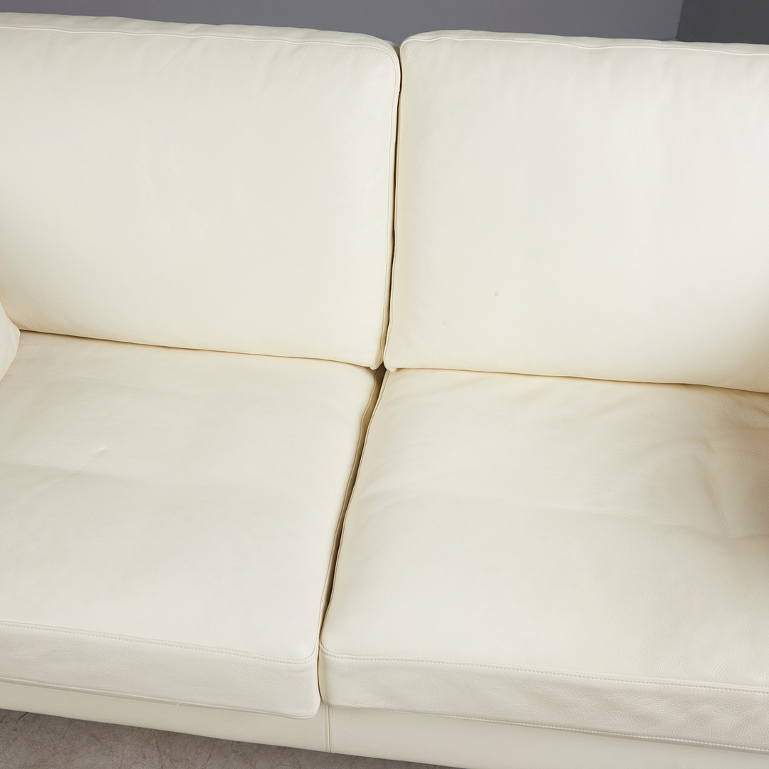 WALTER KNOLL. Zweisitzer und Sessel, Model 'Henry', Leder, weiß, Deutschland (2).