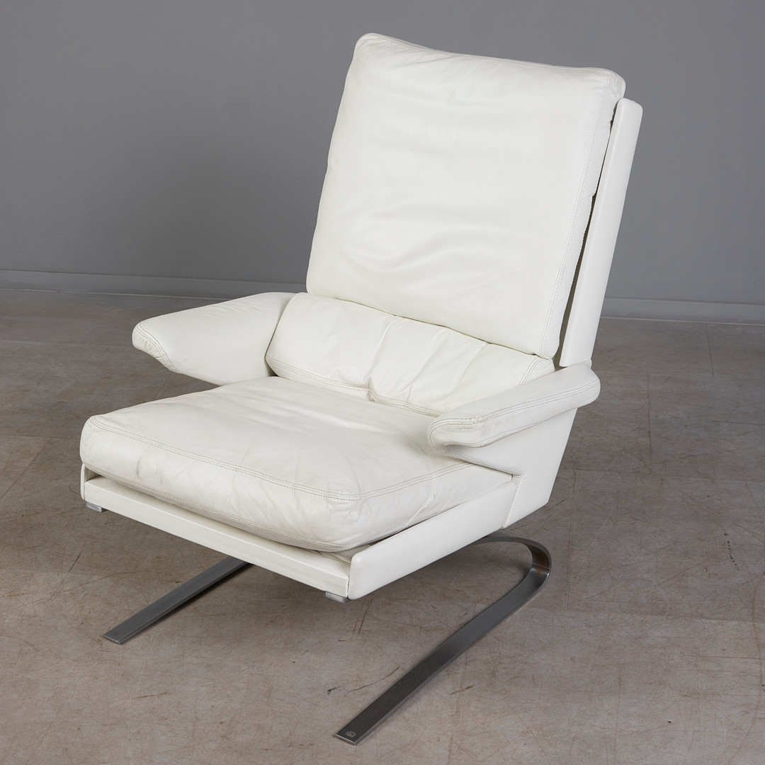 REINHOLD ADOLF. Weißer Ledersessel mit zwei Ottomanen, Modell 'Swing', 1960/70er Jahre, Deutschland (3).