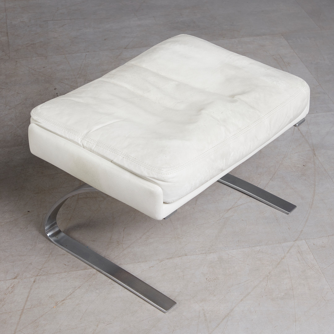 REINHOLD ADOLF. Weißer Ledersessel mit zwei Ottomanen, Modell 'Swing', 1960/70er Jahre, Deutschland (3).