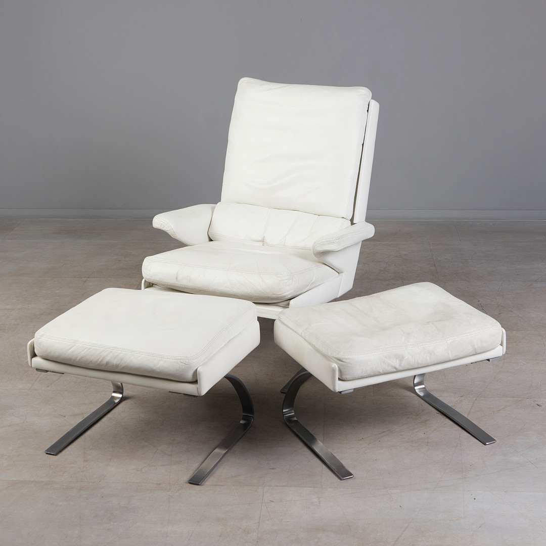 REINHOLD ADOLF. Weißer Ledersessel mit zwei Ottomanen, Modell 'Swing', 1960/70er Jahre, Deutschland (3).